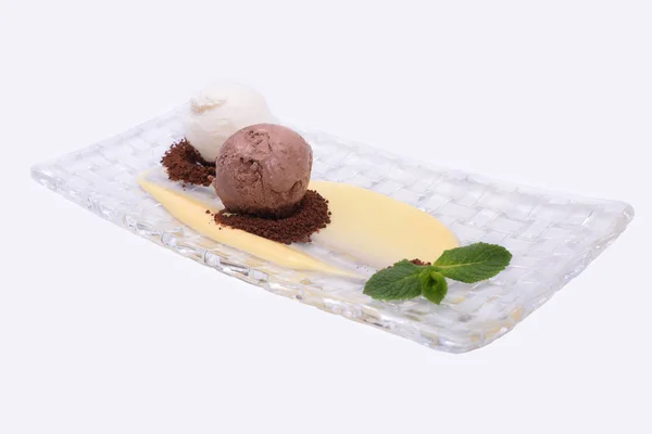 バニラとチョコレートアイスクリームのボールをチョコレートクラムですくってください 白い背景に絶縁された水晶板の上 クローズアップ — ストック写真