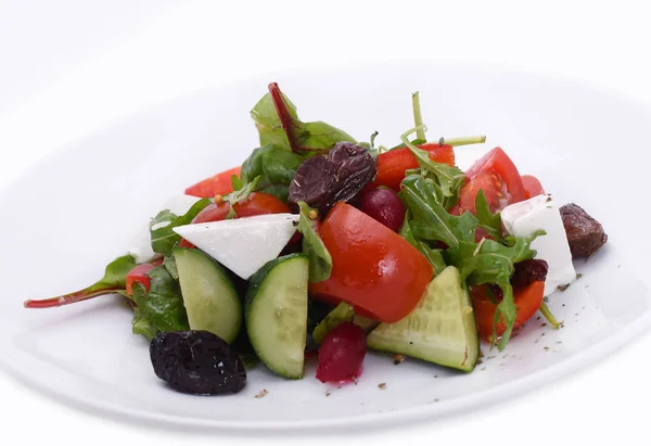 新鲜的沙拉盘 配上青菜 和西红柿 黄瓜和奶酪片 在白色的白色盘子上隔离 健康食品 — 图库照片