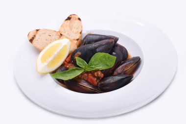 limon ile domates sosu bir tabak midye ve beyaz bir plaka üzerinde tost
