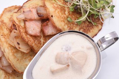 Domuz pastırması ve mantar sosu ile kızarmış patates krep