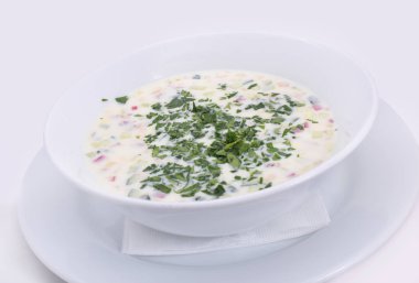 Okroshka mı? Beyaz tabakta salatalık, turp, yumurta ve dereotu ile yaz hafif soğuk yoğurt çorbası. Close. Üstte görüntü