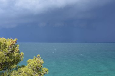 Muhteşem sulu aydınlatma ile Seascape. Fırtınam gökyüzü ve güneş. İnanılmaz doğal renkler. Kontrast doğal aydınlatma. Adriyatik Denizi.