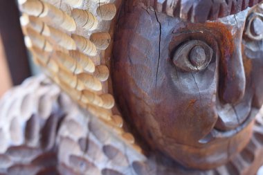 zaman ve doğa tarafından tahrip eski bir ahşap heykelin bir parçası - yakın çekim bir yüz. Halk sanatı, paganizm, törenler, işaret.