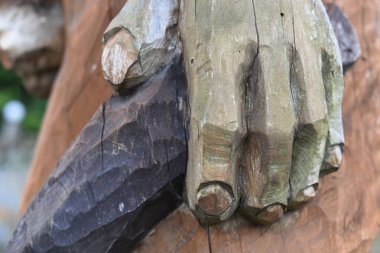 zaman ve doğa tarafından tahrip eski bir ahşap heykelin bir parçası - yakın çekim bir yüz. Halk sanatı, paganizm, törenler, işaret.