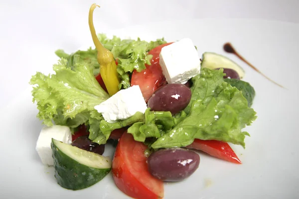 Salada Com Tomates Pepinos Azeitonas Escuras Inteiras Queijo Feta — Fotografia de Stock