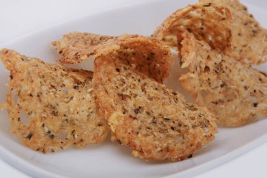 Ev yapımı peynir cipsi. Kaşar, parmesan, otlar, baharatlar gevrek çip