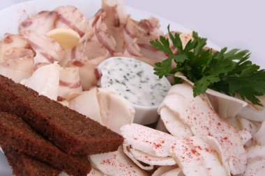 Rus / Ukrayna usulü ev yapımı pastırma (Salo). İnce dilimlenmiş. Kahverengi ekmekli güzel bir dekor.