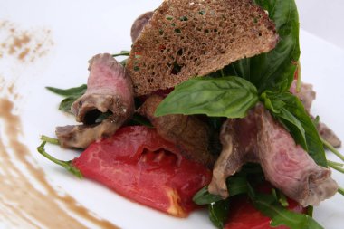 Et, sebze ve sebzeli sıcak salata. Beyaz arkaplanda kapat