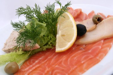 Soğuk balık tabağını yakın plan beyaz tabakta. Farklı balık parçaları.