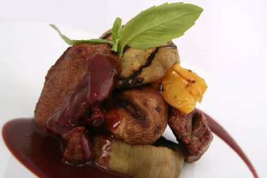 Izgara et ve soslu sebze.