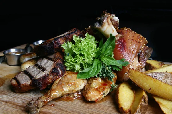 Válogatott Grillezett Hús Ököl Steak Csirke Krumpli Egy Deszkán Közelkép — Stock Fotó