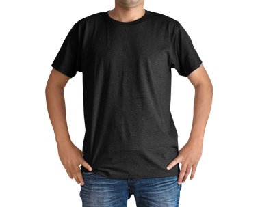 Adam mavi kot pantolon ve siyah beyaz arka plan üzerinde izole T-shirt