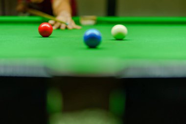Oyuncu topu yeşil snooker masaya çekim yapıldı.