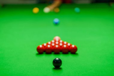 Oyuncu topu yeşil snooker masaya çekim yapıldı.