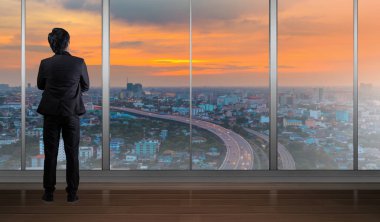 Bina Cityscape manzarası gece ışığı arayan Office ayakta işadamı