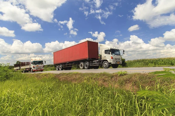 Camion Rosso Sull Autostrada Sotto Cielo Blu — Foto Stock