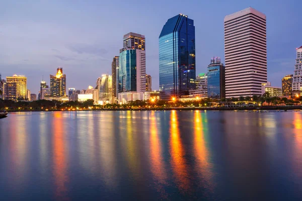 Bangkok Centro Ciudad Crepúsculo Con Reflejo Del Horizonte Benjakiti Park —  Fotos de Stock