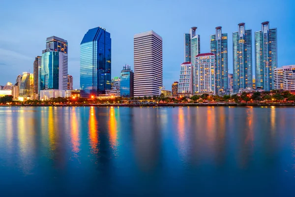 Bangkok Centre Ville Crépuscule Avec Reflet Skyline Benjakiti Park Bangkok — Photo