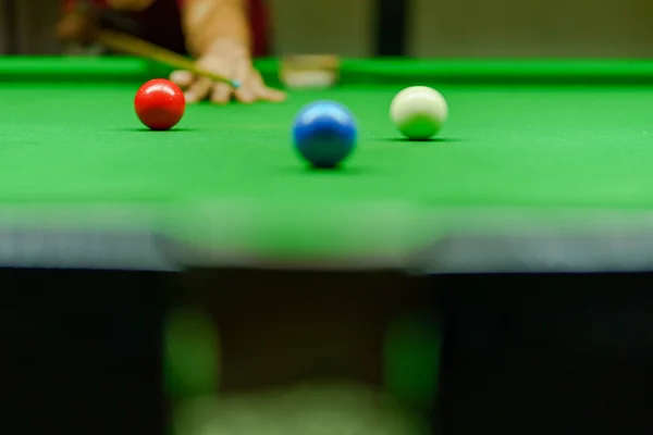 Player Shooting Ball Green Snooker Table — Stock Photo, Image