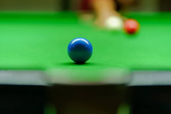 Giocatore Stava Sparando Palla Sul Tavolo Biliardo Verde — Foto Stock