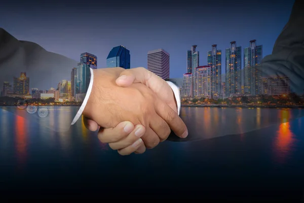 Dvojexpozicí Úspěšný Podnikatel Handshake Město Centru Města Soumraku Pozadím Reflexe — Stock fotografie