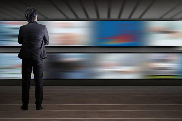 Geschäftsmann Steht Vor Dem Fernseher — Stockfoto