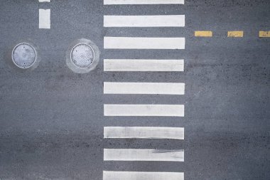 Trafik yolunda yaya geçidi üzerinde havadan çekilmiş bir fotoğraf.