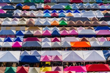 Renkli gece pazarı Tayland