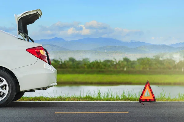 Проблемы Автомобиль Красный Треугольник Предупреждающий Знак Дороге — стоковое фото