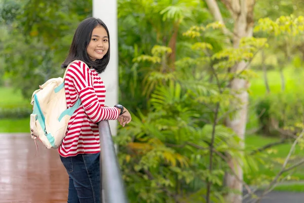 Asiática Estudiante Chica Pie Escuela Parque Soleado Verano Día — Foto de Stock