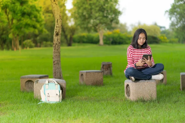 Asiática Estudiante Chica Usando Digital Tablet Escuela Parque Soleado Verano —  Fotos de Stock