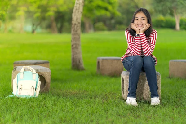 Ασίας Φοιτητής Κορίτσι Συνεδρίαση Και Χαμογελά Στο Σχολείο Πάρκο Μια — Φωτογραφία Αρχείου