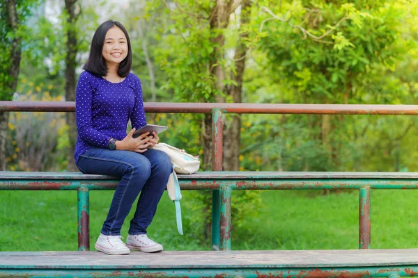 Asiatique Étudiant Fille Aide Une Tablette Numérique Dans Parc Dans — Photo