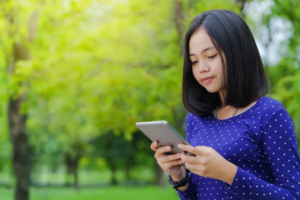 Menina Estudante Asiática Usando Tablet Digital Parque Dia Ensolarado Verão — Fotografia de Stock