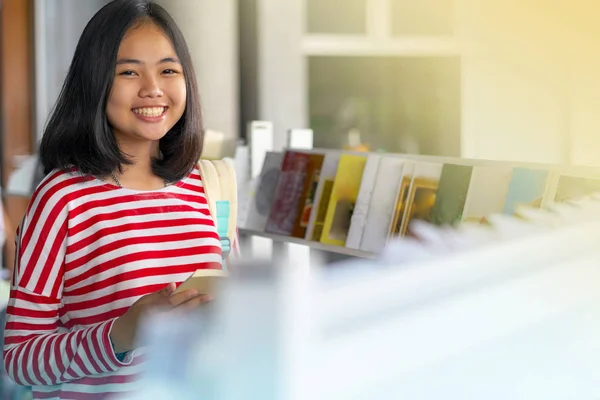 Asiática Chica Pie Sonriendo Leyendo Libro Las Librerías —  Fotos de Stock