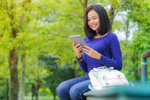 Asiatique Étudiant Fille Aide Une Tablette Numérique Dans Parc Dans — Photo