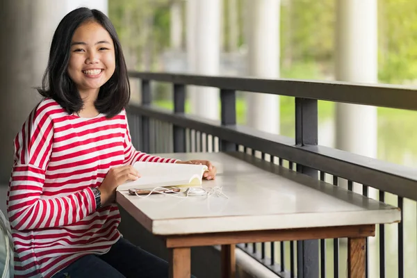 Asiática Estudiante Chica Sentado Sonriendo Leyendo Libro Escuela — Foto de Stock