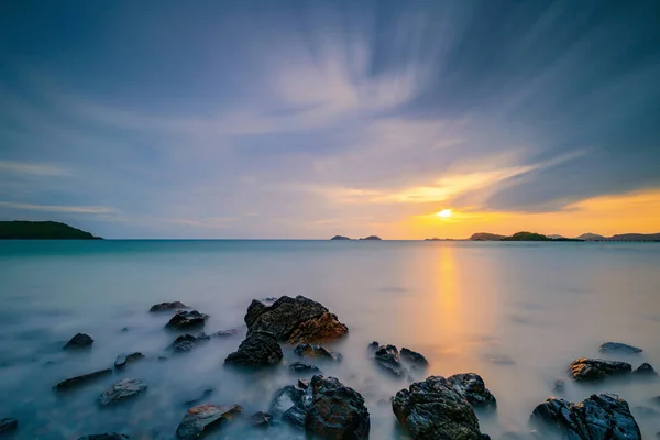 Uzun Pozlama Atış Üzerinden Geçerken Bulutlar Deniz Günbatımı — Stok fotoğraf