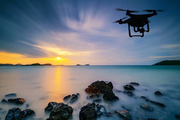 Silueta Dron Volando Sobre Mar Con Nubes Pasando — Foto de Stock