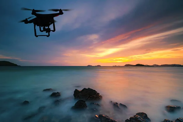 Silueta Dron Volando Sobre Mar Atardecer — Foto de Stock