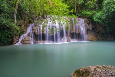 Ormanın derinliklerindeki güzel şelale