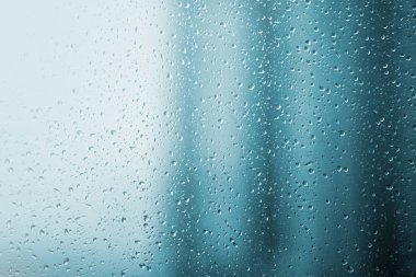 Cam, arka plan üzerinde yağmur damlaları
