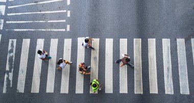 İnsanlar yürüyüş şehrin yaya geçidi trafik yol üzerinde sokakta hava fotoğraf üstten görünüm