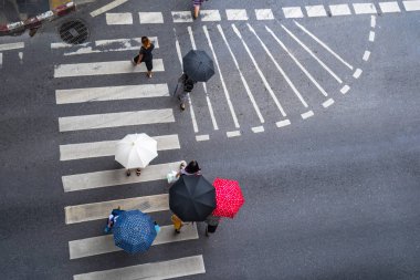 İnsanlar yürüyüş şehrin yaya geçidi trafik yol üzerinde sokakta hava fotoğraf üstten görünüm