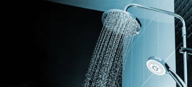 Duş banyo iç üzerinden akan su yakın çekim
