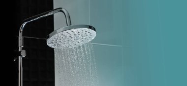 Duş banyo iç üzerinden akan su yakın çekim