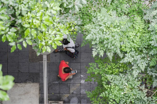 Vista Superior Las Personas Que Viajan Caminando Por Ciudad — Foto de Stock