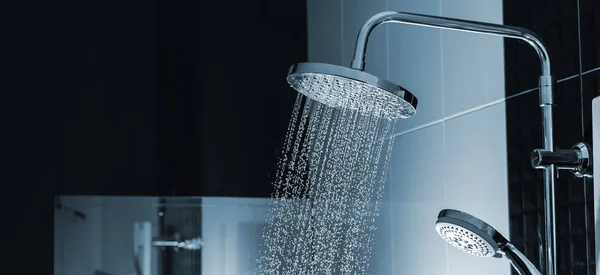 Close Van Water Die Voortvloeien Uit Douche Badkamer Interieur — Stockfoto