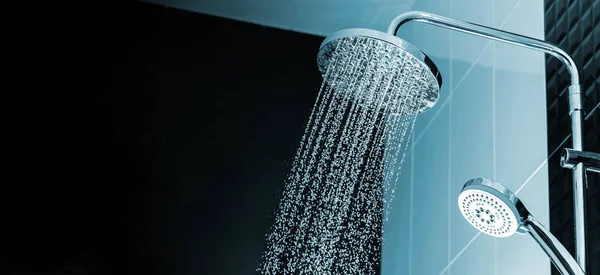 バスルームのインテリアにシャワーから流れる水のクローズ アップ — ストック写真