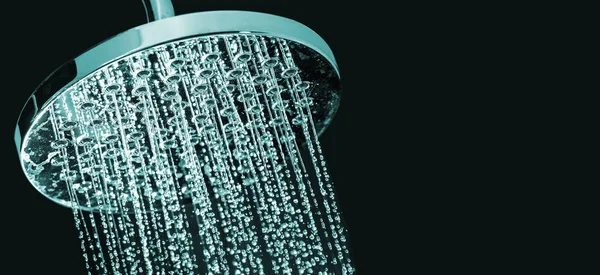 バスルームのインテリアにシャワーから流れる水のクローズ アップ — ストック写真